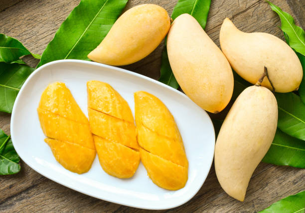 istock Ripe sweet mango serving on white plate. 960563962