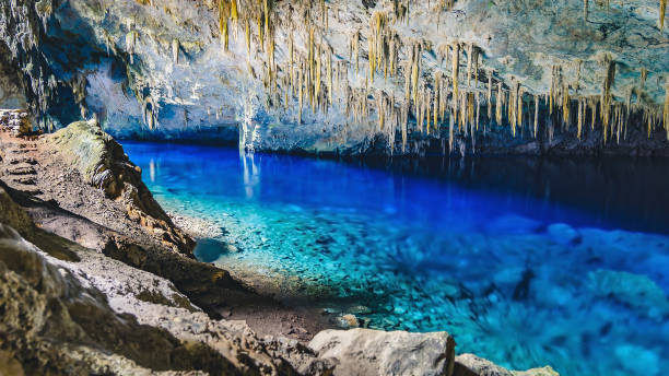 dentro da gruta do lago azul, uma gruta com um lago com água de azul vibrante transparente - translucid - fotografias e filmes do acervo