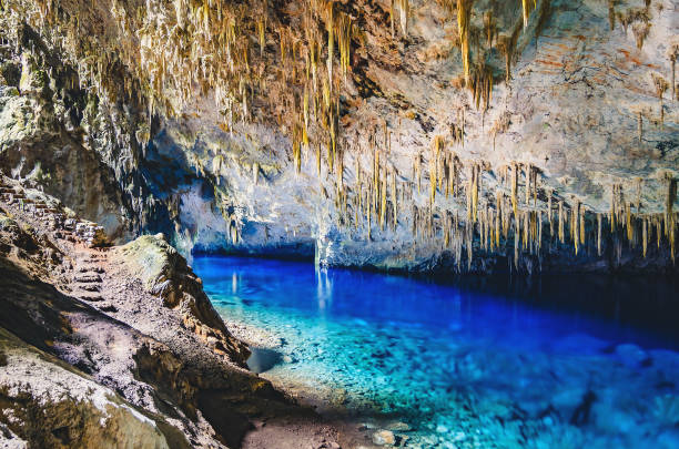 à l’intérieur de la grotte de lago azul, une grotte avec un lac d’eau bleu vibrant transparente - translucid photos et images de collection