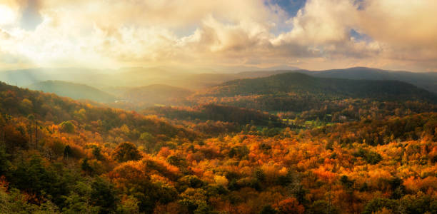 フラット ロック見落とす - ブルー ・ リッジ ・ パークウェイ、ノ��ースカロライナの夕日 - blue ridge mountains appalachian mountains sunrise mountain ストックフォトと画像