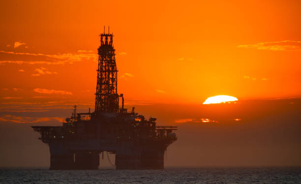 plataforma de petróleo en el crepúsculo - oil rig sea drilling rig sunset fotografías e imágenes de stock