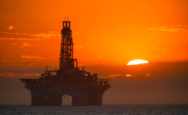 oil platform at sunset - derrick crane drilling rig well sky imagens e fotografias de stock