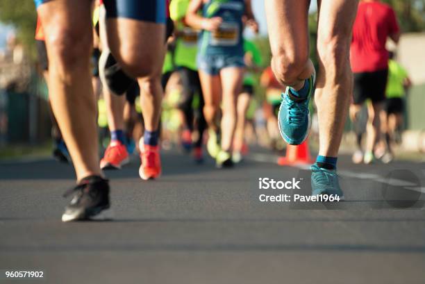 Maratón De Carrera De Atletismo Foto de stock y más banco de imágenes de Correr - Correr, Pie humano, Pie - Anatomía