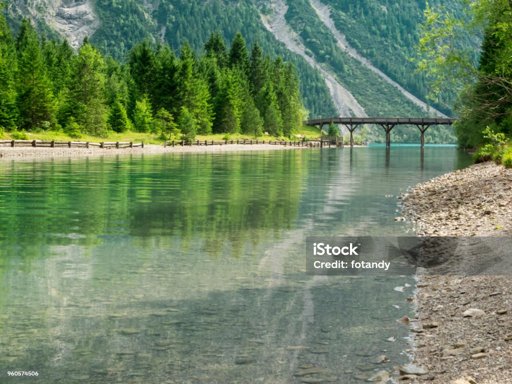 Pont en bois sur le canal - Photo de Alpes européennes libre de droits