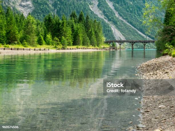 Photo libre de droit de Pont En Bois Sur Le Canal banque d'images et plus d'images libres de droit de Alpes européennes - Alpes européennes, Autriche, Bras de mer - Mer