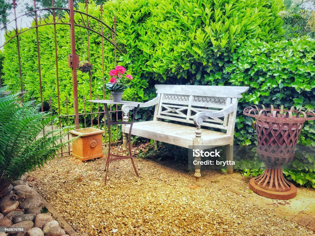Gemütliche Sitzecke im Garten - Lizenzfrei Zaun Stock-Foto