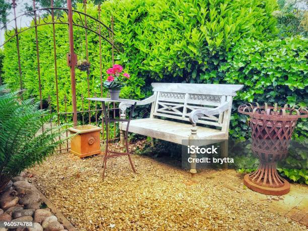 Gemütliche Sitzecke Im Garten Stockfoto und mehr Bilder von Zaun - Zaun, Behaglich, Beistelltisch