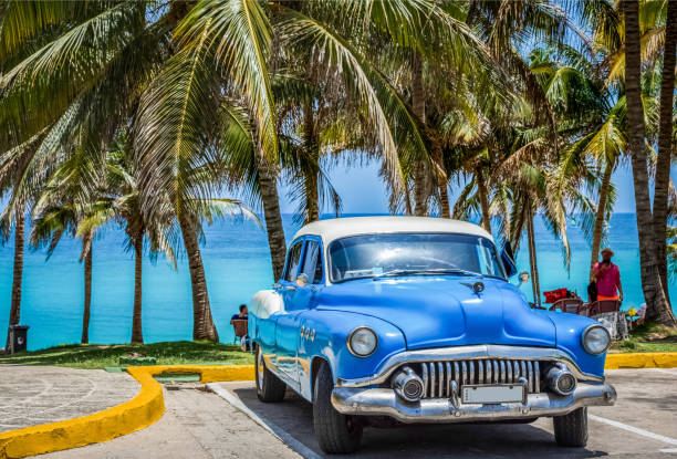 hdr auto d'epoca blu americana con tetto bianco nella vista frontale vicino alla spiaggia di varadero cuba - serie cuba reportage - varadero beach foto e immagini stock