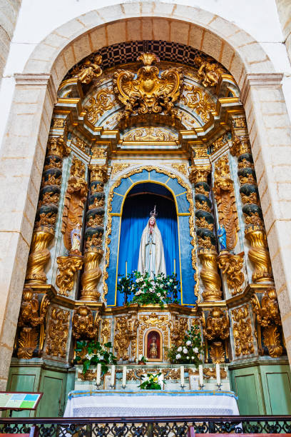 金色の彫刻の非常に豊富なバロック式の祭壇はファチマの聖母に捧げ。 - fatima ストックフォトと画像