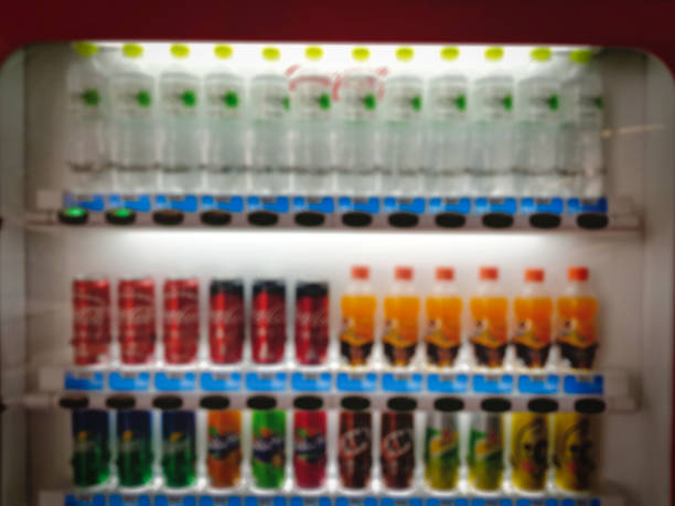 размытый фон безалкогольных напитков торговый автомат - vending machine machine soda selling стоковые фото и изображения