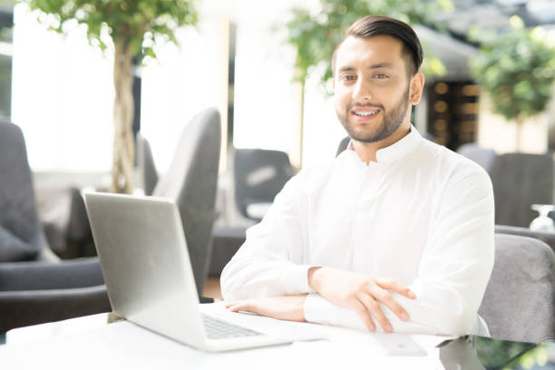 istock Businessman working in cafe 960585828