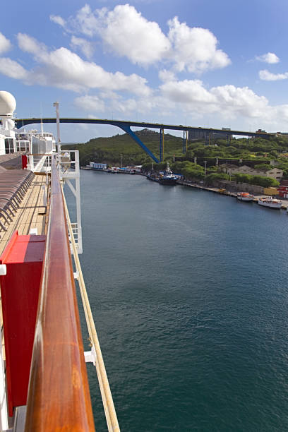 ponte de arco em willemstad de cruzeiro - otrobanda - fotografias e filmes do acervo