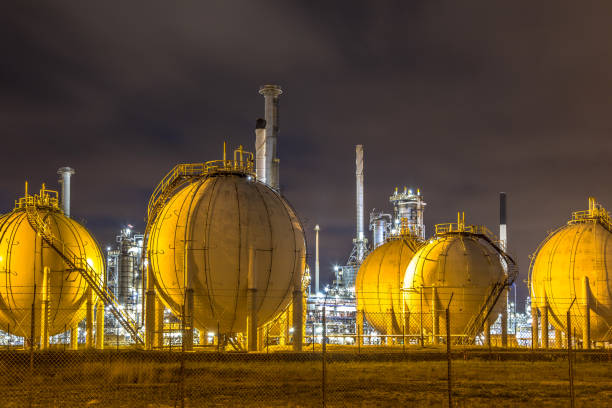 contenitori a forma di globo di gas naturale liquido - chemical refinery industry natural gas foto e immagini stock
