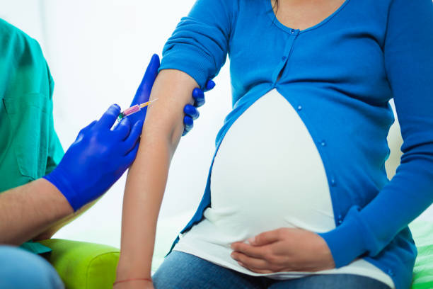 doctor vacunación joven embarazada - pig flu fotografías e imágenes de stock
