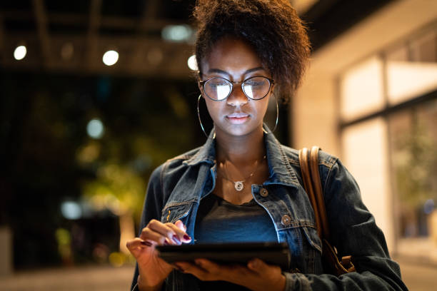도시 배경에서 디지털 태블릿을 사용 하 여 아프로 헤어스타일으로 젊은 흑인 여성 - hipster people surfing the net internet 뉴스 사진 이미지