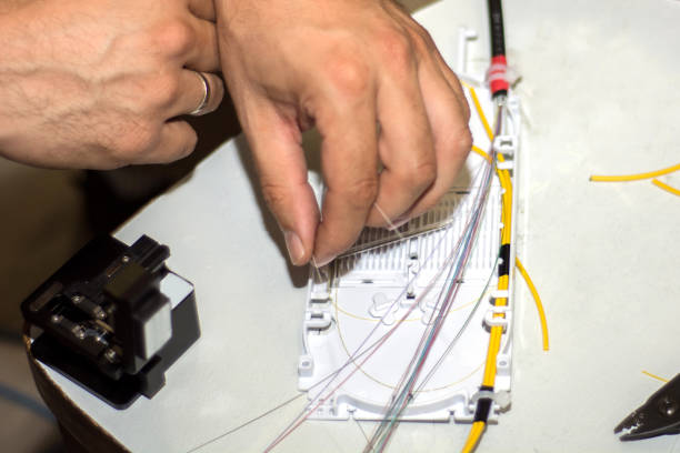 istock Technicians put it Optical cable and wire in fiber optic splice tray 960624640