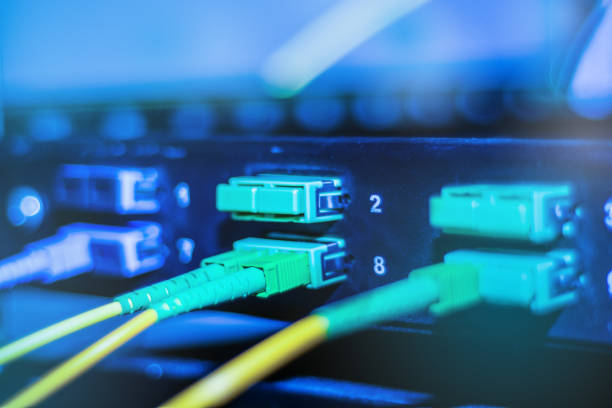 光ケーブル インター ネット ネットワーク デバイス。スイッチに緑と黄色の光ファイバー ケーブル - cable network server network connection plug green ストックフォトと画像