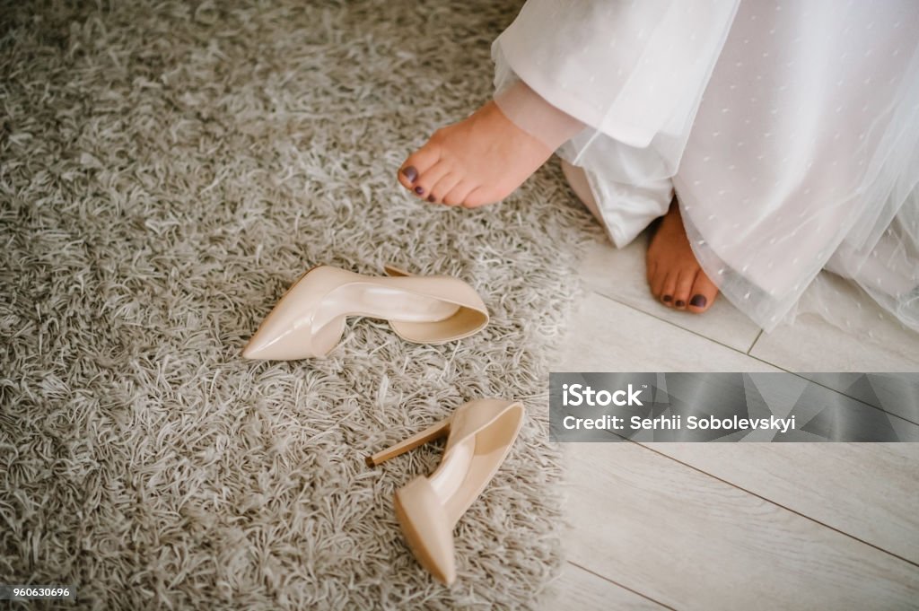 La Parte Inferior Del Vestido Zapatos De Novia Color Beige Y Patas Sobre Un Suelo De Madera Parte De Vestido Vestidos Novia Por La Mañana Reunión De La Novia Zapatos Con Estilo La Parte Inferior Del Vestido Zapatos De Novia Color Beige Y Patas Sobre Un Suelo De Madera Parte De Vestido Vestidos Novia Por La Mañana Reunión De La Novia Zapatos Con Estilo
