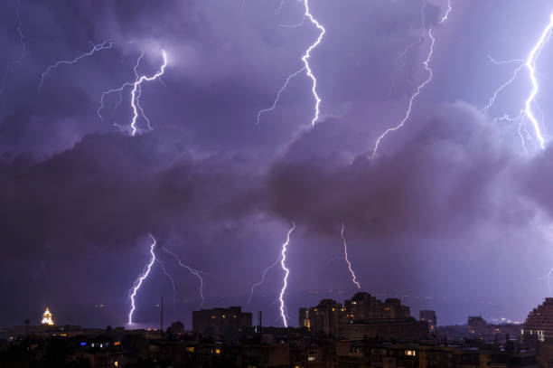 tormentas eléctricas por la noche sobre la ciudad de varna, bulgaria - lightning thunderstorm city storm fotografías e imágenes de stock