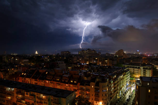 temporale di notte sulla città di varna, in bulgaria. - ocean scenic flash foto e immagini stock