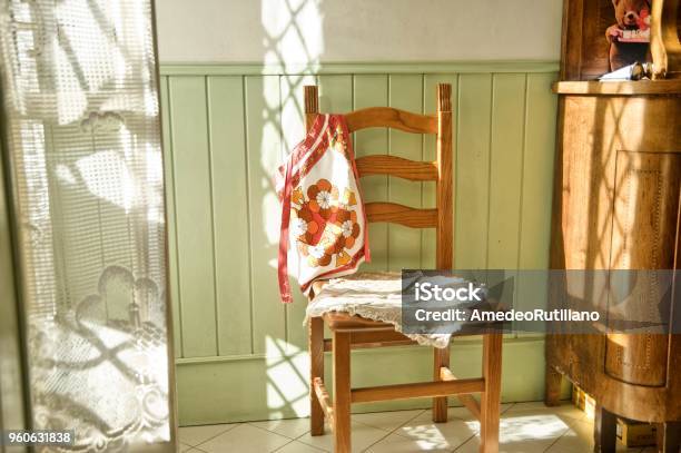 Foto de Cadeira e mais fotos de stock de Aconchegante - Aconchegante, Cultura inglesa, Interior de casa