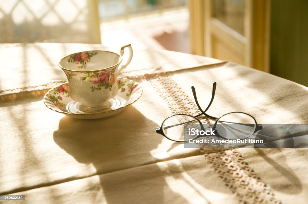 Tazza con occhiali 1 - Foto de stock de Aconchegante royalty-free