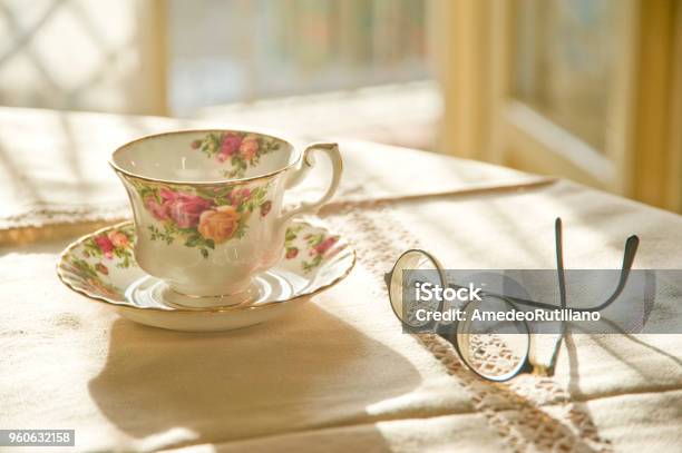 Foto de Tazza Ed Occhiali Sul Tavolo e mais fotos de stock de Aconchegante - Aconchegante, Amor, Antigo