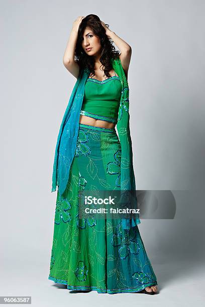 La Moda India Foto de stock y más banco de imágenes de Mirar - Mirar, Sari, Abdomen humano