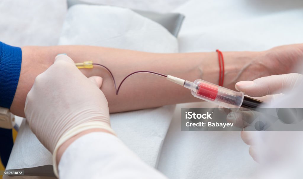 Manos del doctor pegando la aguja en vena femenina para tomar muestras de sangre - Foto de stock de Sangre libre de derechos