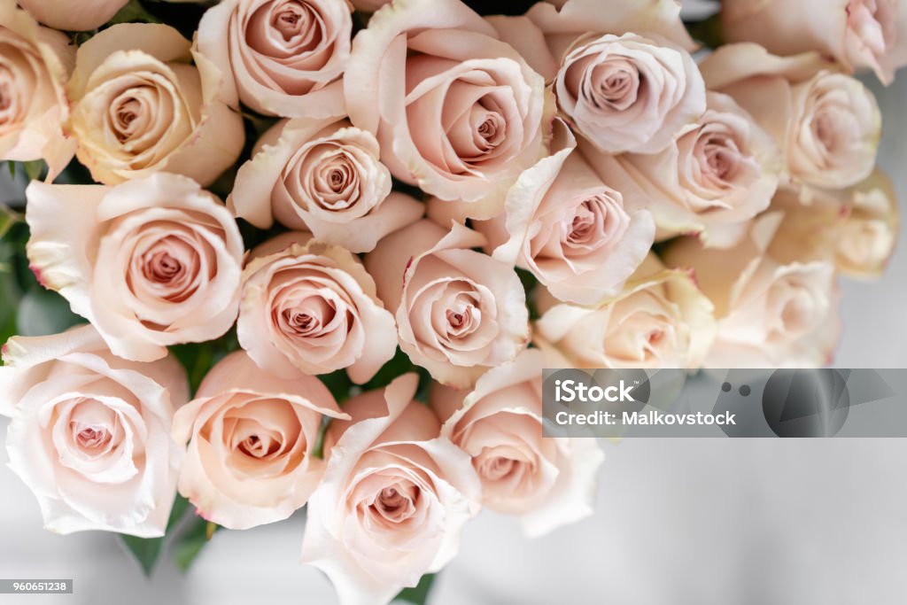 Rosas De Color Rosa Pastel Ramo De Flores Sobre Mesa De Madera Concepto De Floristería El Trabajo De La Floristería En Una Tienda De Flores Foto Vertical Foto de stock y más Rosas De Color Rosa Pastel Ramo De Flores Sobre Mesa De Madera Concepto De Floristería El Trabajo De La Floristería En Una Tienda De Flores Foto Vertical Foto de stock y más