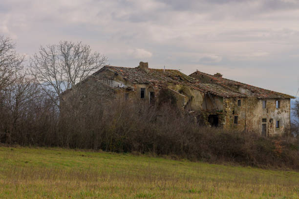 istock Old abandoned house in Italy 960663144