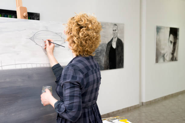 istock Female painter painting in her studio 960665544