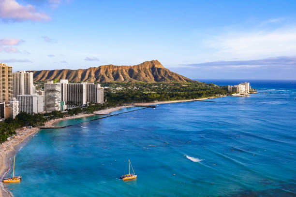 waikiki beach y diamond head crater incluyendo los edificios y hoteles en waikiki, honolulu, isla oahu, hawai. la playa de waikiki en el centro de honolulu tiene el mayor número de visitantes en hawaii - hawaii islands oahu waikiki diamond head fotografías e imágenes de stock