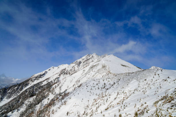 mt.nishihotaka in de winter - hida bergketen stockfoto's en -beelden