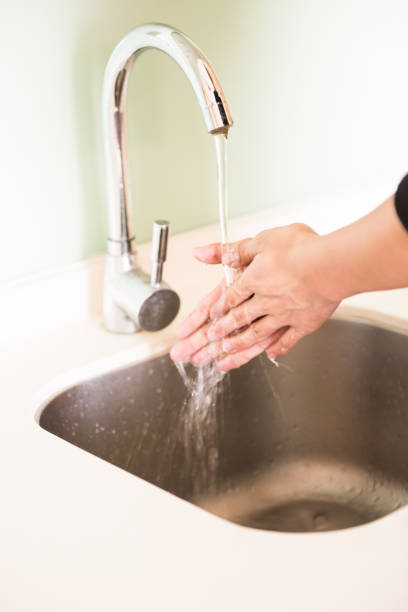 istock Vertical shoting of hand washing. 960689430