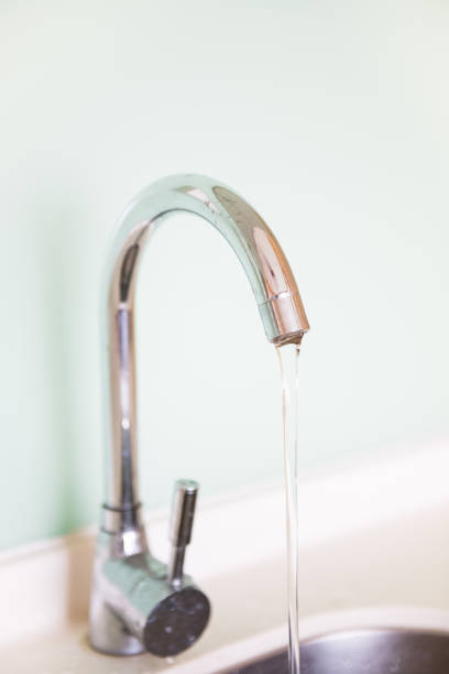 Vertical shoting of a water faucet.