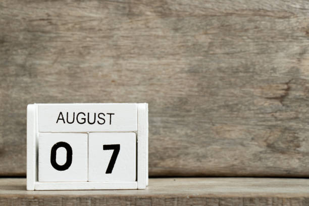 белый блок календарь настоящей даты 7 и месяц августа на лесном фоне - national holiday celebration event party calendar стоковые фото и изображения