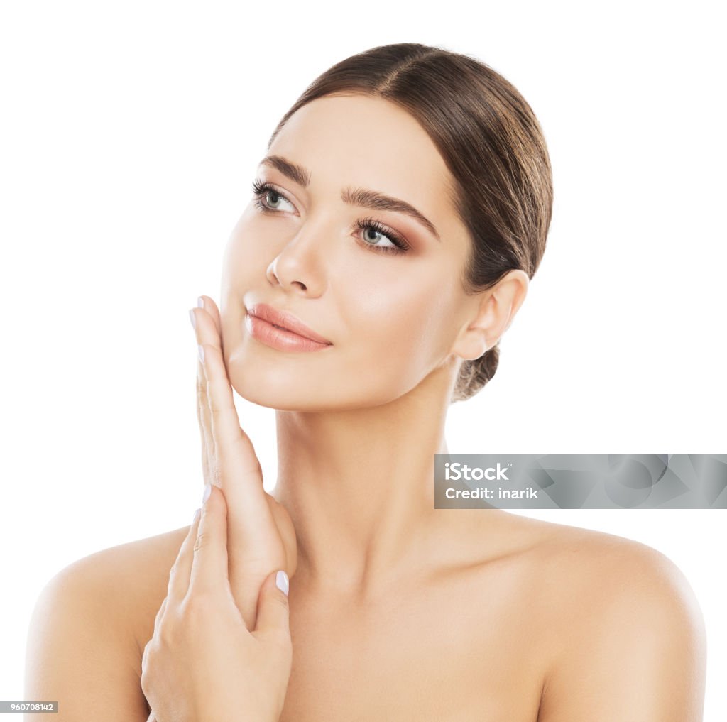 Cura della pelle di bellezza del viso, make up naturale donna, ragazza tocca la guancia a mano, pelle bianca isolata - Foto stock royalty-free di Donne