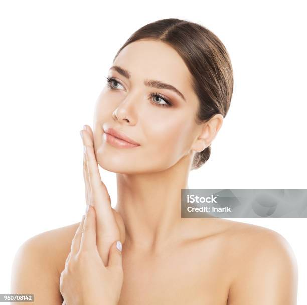 Cura Della Pelle Di Bellezza Del Viso Make Up Naturale Donna Ragazza Tocca La Guancia A Mano Pelle Bianca Isolata - Fotografie stock e altre immagini di Donne