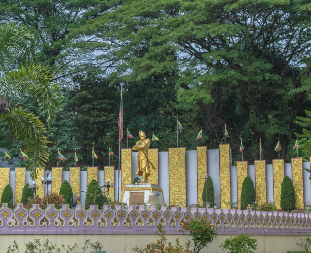 istock Bayinnaung Kyawhtin Monument 960715798