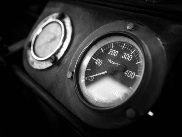 istock Manometer of an italian old train 960730674