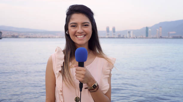 female tv reporter - medium shot imagens e fotografias de stock