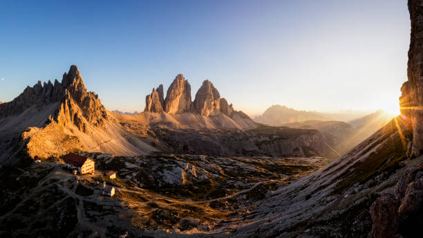 tre cime di lavaredo en el ocaso, dreizinnenhütte - refugio antonio locatelli - tirol fotografías e imágenes de stock