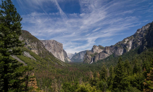 istock Famous Tunnel view in Yosemite valley 960756744