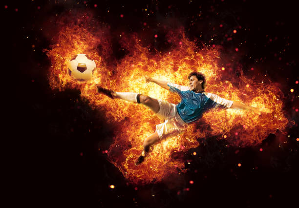 meilleur joueur de football taper dans ballon entouré par le feu et flammes - soccer player men flying kicking photos et images de collection