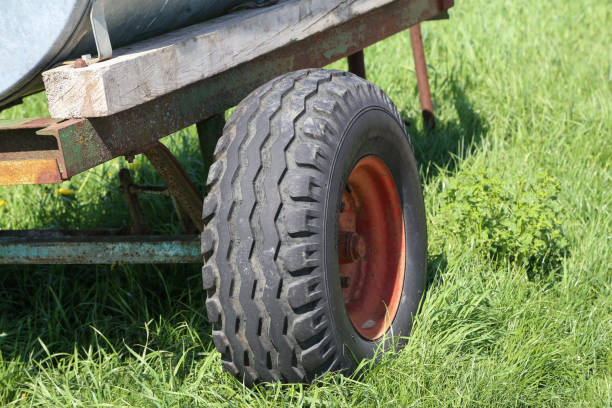 istock Wheel of an old tractor cart 960784156