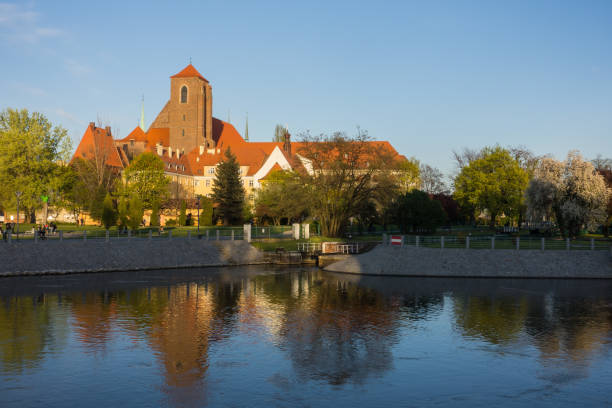 istock Ancient buildings on Odra River at sunset, Wroclaw, Poland 960795296