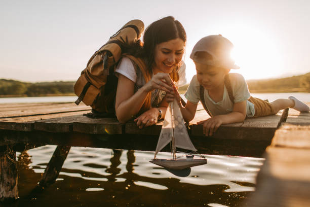 barca a vela con mia madre - sailing nautical vessel family lake foto e immagini stock