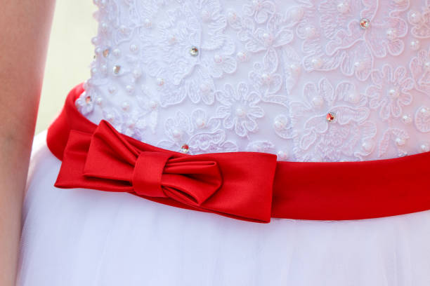 fiocco rosso sull'abito da sposa - bow satin red large foto e immagini stock