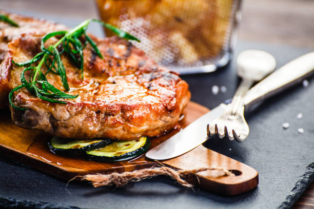 bistecche e verdure alla griglia - prodotto a base di carne foto e immagini stock
